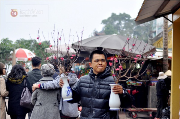 Người Hà N&ocirc;̣i tấp nập l&ecirc;n Phủ T&acirc;y Hồ trong ngày Rằm th&aacute;ng Chạp 9