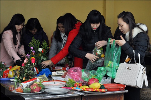 Người Hà N&ocirc;̣i tấp nập l&ecirc;n Phủ T&acirc;y Hồ trong ngày Rằm th&aacute;ng Chạp 3