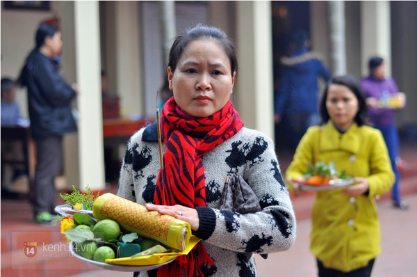 Người Hà N&ocirc;̣i tấp nập l&ecirc;n Phủ T&acirc;y Hồ trong ngày Rằm th&aacute;ng Chạp 4