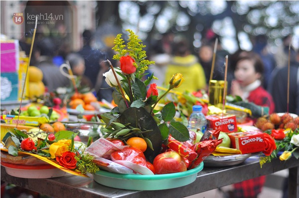 Người Hà N&ocirc;̣i tấp nập l&ecirc;n Phủ T&acirc;y Hồ trong ngày Rằm th&aacute;ng Chạp 6