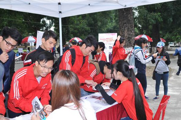 Sinh viên háo hức học lái xe an toàn tại chương trình Honda Fest 1