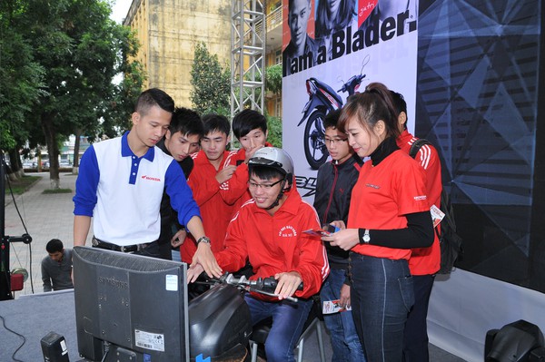 Sinh viên háo hức học lái xe an toàn tại chương trình Honda Fest 4