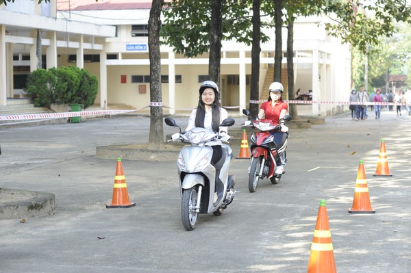 Sinh viên háo hức học lái xe an toàn tại chương trình Honda Fest 6