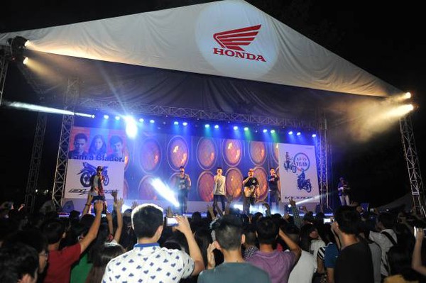 Sinh viên háo hức học lái xe an toàn tại chương trình Honda Fest 8