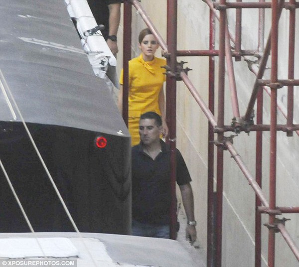Emma Watson c&ugrave;ng người y&ecirc;u chạy trốn đến mức ng&atilde; s&otilde;ng so&agrave;i 6