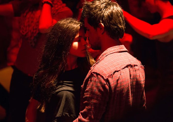 Taylor Lautner khoe cảnh hôn nóng bỏng với người tình màn ảnh 1