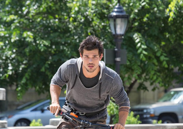 Taylor Lautner khoe cảnh hôn nóng bỏng với người tình màn ảnh 3
