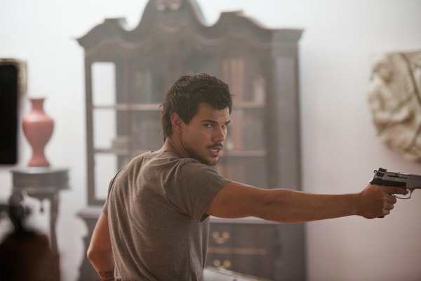 Taylor Lautner khoe cảnh hôn nóng bỏng với người tình màn ảnh 4