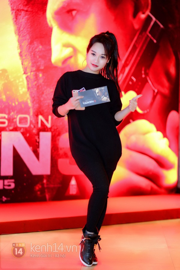 Hot girl Salim diện short "r&aacute;ch" đi xem "Dứt điểm" 8