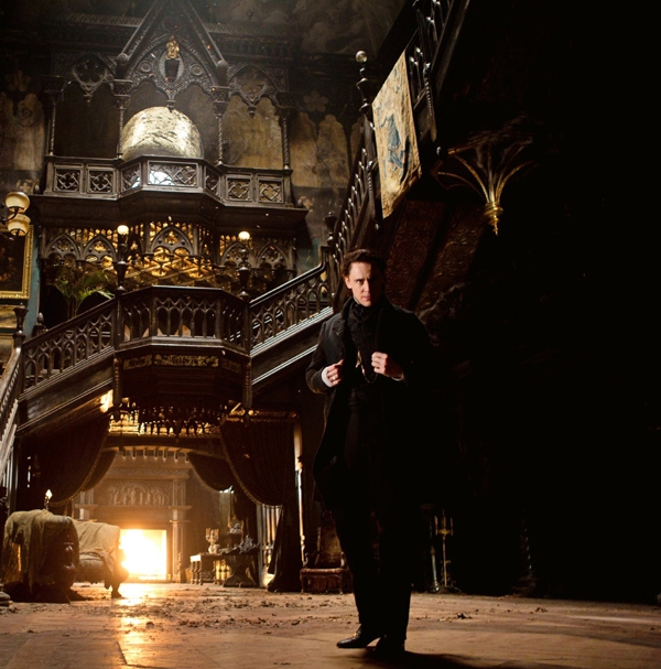 Kẻ ác đẹp trai Tom Hiddleston đầy bí ẩn trong ngôi nhà u ám 1