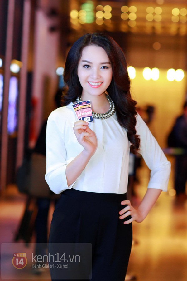 Andrea rạng rỡ hết cỡ khi đi ra mắt 
