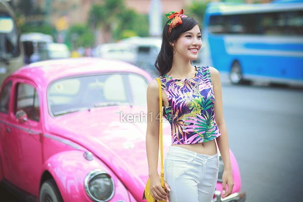 Rực rỡ trong nắng Sài Gòn với trang phục nhiệt đới 3