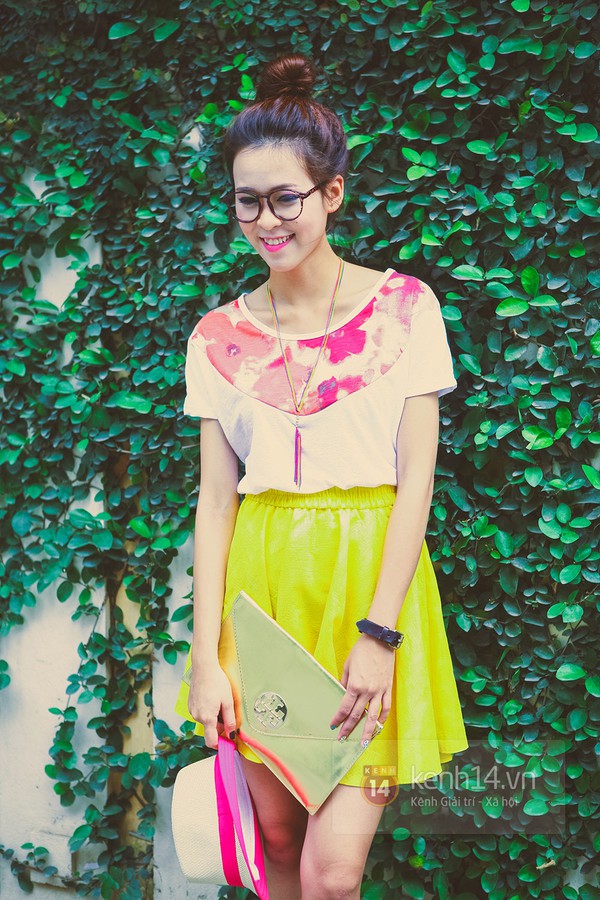 Tỏa s&aacute;ng giữa nắng h&egrave; c&ugrave;ng bộ đ&ocirc;i "m&agrave;u n&oacute;ng & họa tiết" 11