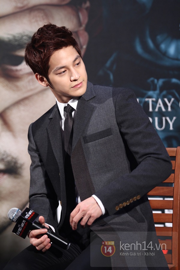 Clip: Kim Bum rạng rỡ trong họp báo phim mới ở TP.HCM 7