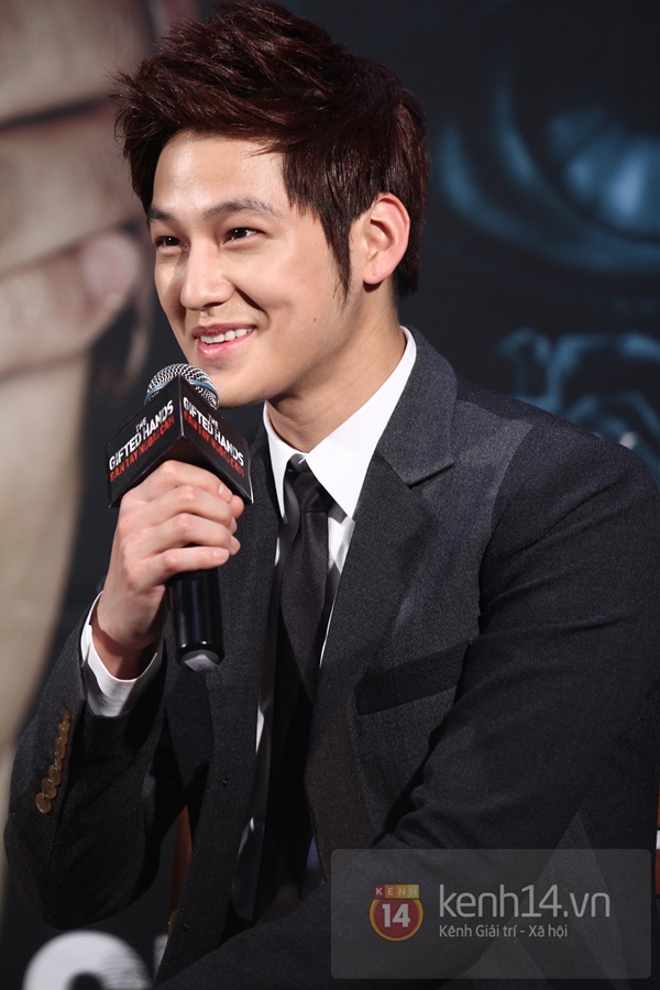 Clip: Kim Bum rạng rỡ trong họp báo phim mới ở TP.HCM 11