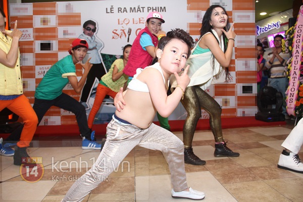 "Psy nhí" lột áo nhảy "Gangnam Style" để mừng phim ra mắt 6