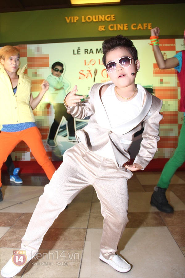 "Psy nhí" lột áo nhảy "Gangnam Style" để mừng phim ra mắt 7