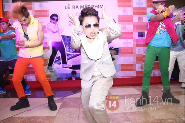"Psy nhí" lột áo nhảy "Gangnam Style" để mừng phim ra mắt 10
