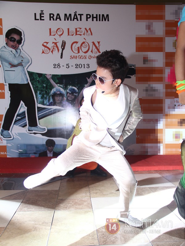 "Psy nhí" lột áo nhảy "Gangnam Style" để mừng phim ra mắt 8
