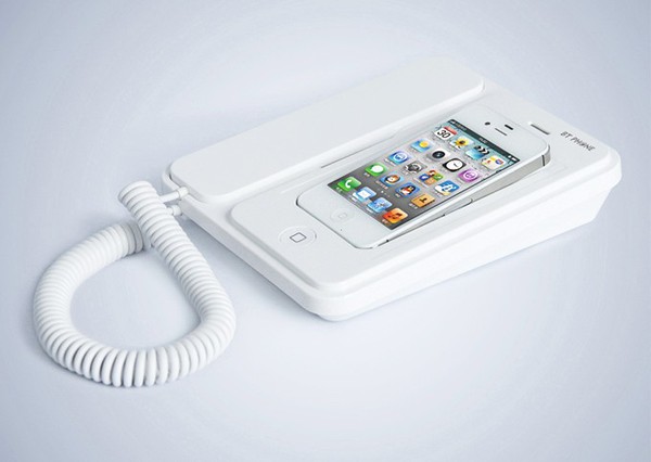 Đế cắm biến iPhone th&agrave;nh... điện thoại b&agrave;n 2