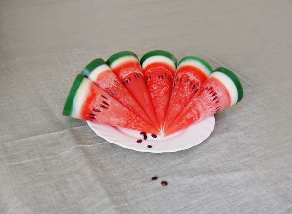 Nến h&igrave;nh l&aacute;t dưa hấu ngon l&agrave;nh 1