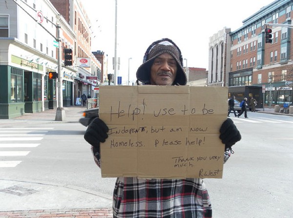 Nghệ sĩ "cải thiện" bảng xin tiền cho người vô gia cư 5