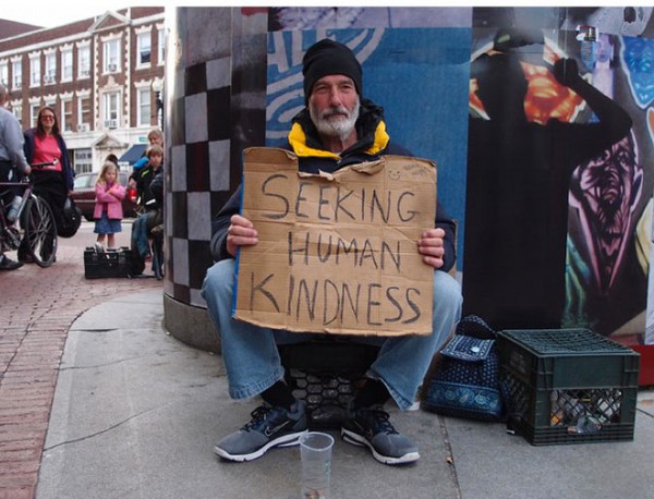 Nghệ sĩ "cải thiện" bảng xin tiền cho người vô gia cư 10