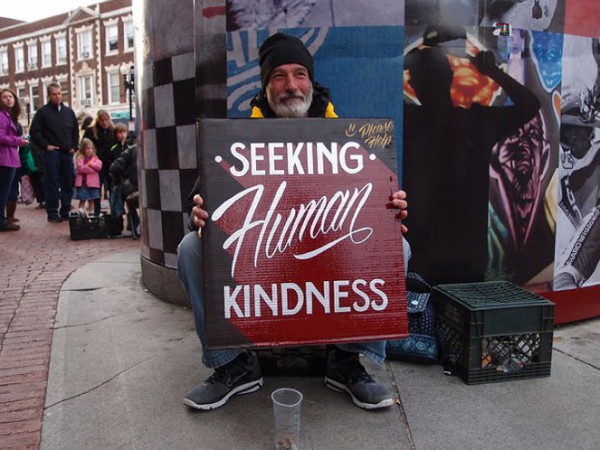 Nghệ sĩ "cải thiện" bảng xin tiền cho người vô gia cư 11