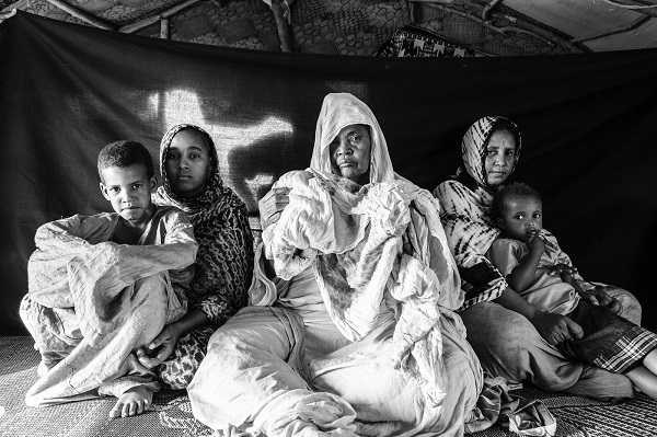 Bộ ảnh người tị nạn bên tài sản quý giá nhất của mình 11