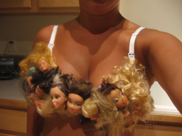 Áo ngực trang trí bằng đầu búp bê Barbie 1