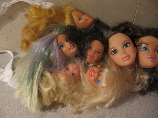 &Aacute;o ngực trang tr&iacute; bằng đầu b&uacute;p b&ecirc; Barbie 2
