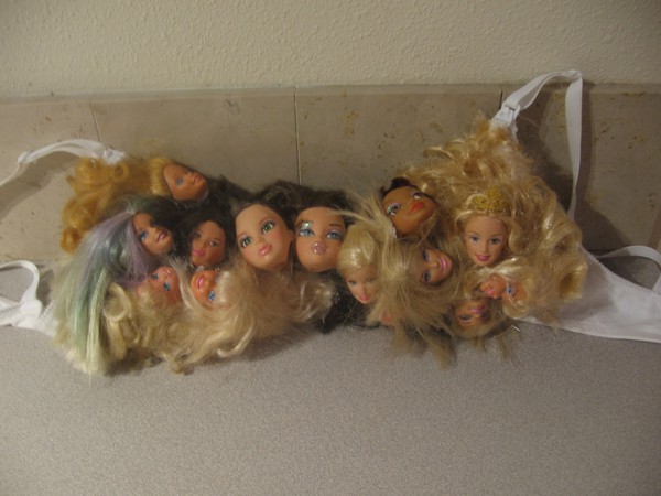 &Aacute;o ngực trang tr&iacute; bằng đầu b&uacute;p b&ecirc; Barbie 3