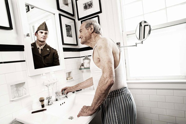 Ch&acirc;n dung người gi&agrave; ngắm tuổi trẻ của m&igrave;nh qua gương 1