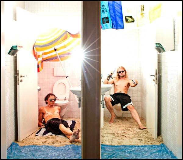 Hai chàng "bệnh" biến toilet thành... studio chụp ảnh 1