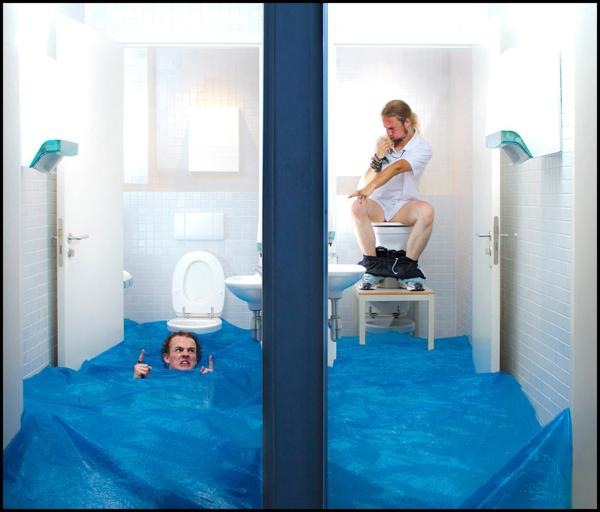Hai chàng "bệnh" biến toilet thành... studio chụp ảnh 10