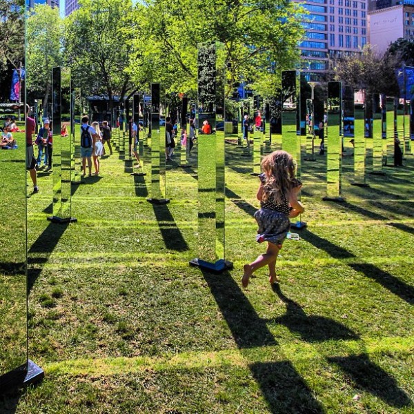 Lạc v&agrave;o m&ecirc; cung gương ngoạn mục trong một c&ocirc;ng vi&ecirc;n ở Sydney 2