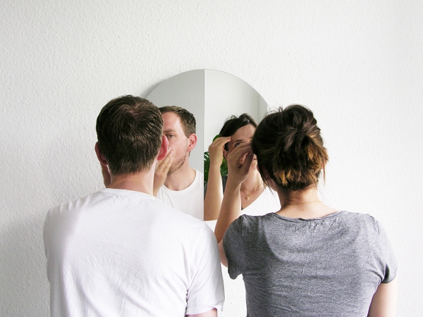 1 chiếc gương với 2 góc nhìn hoàn toàn khác nhau 1