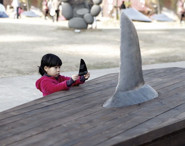 Quan tài cá mập với kích thước thật ở Thượng Hải 3