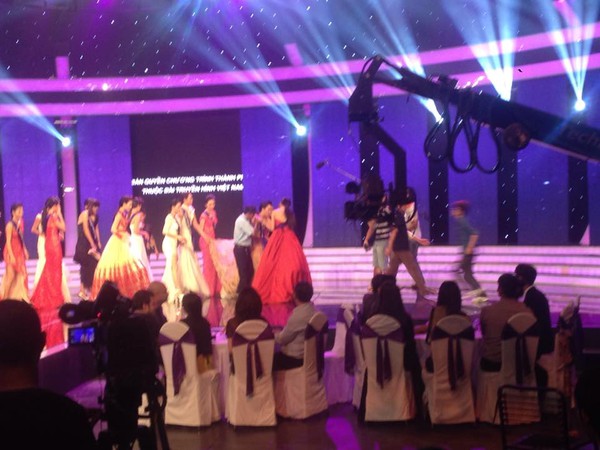 2 thí sinh tranh suất Miss World ngất xỉu trong đêm công bố loại 7