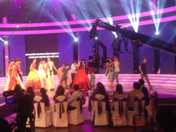 2 thí sinh tranh suất Miss World ngất xỉu trong đêm công bố loại 8