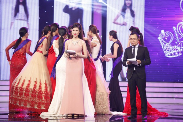 2 thí sinh tranh suất Miss World ngất xỉu trong đêm công bố loại 19