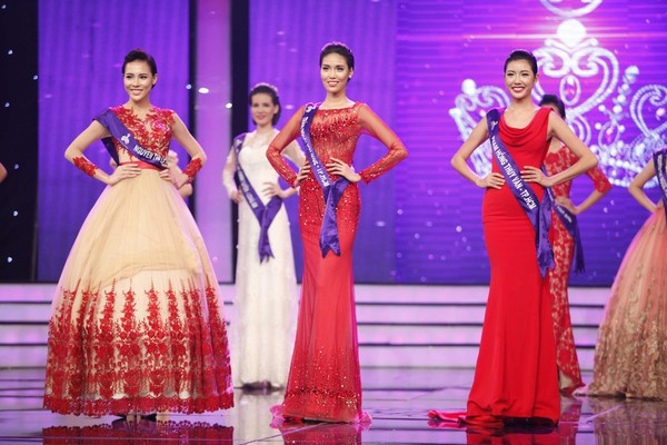 2 thí sinh tranh suất Miss World ngất xỉu trong đêm công bố loại 12