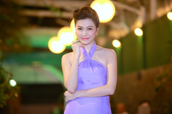 Vợ Đăng Kh&ocirc;i rạng rỡ khoe vai trần trong tiệc sinh nhật chồng 1