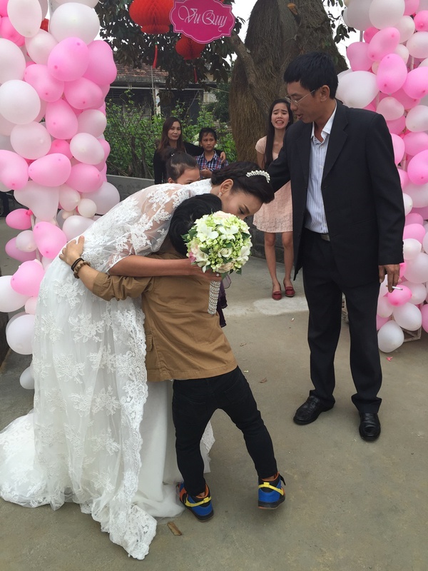 Chồng điển trai nhón chân hôn Lê Thúy trong đám cưới quê 12
