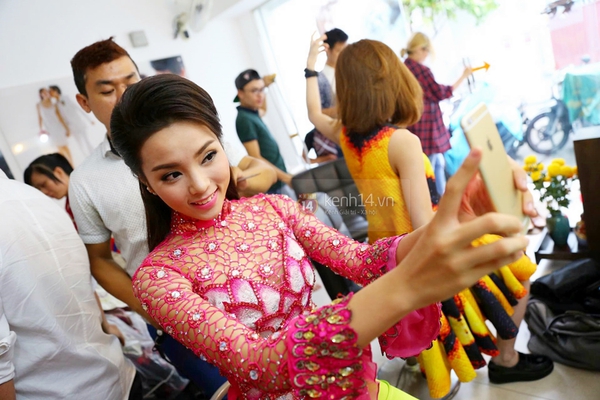 "Đột nhập" hậu trường buổi chụp ảnh đầu tiên của Tân Hoa hậu và 2 Á hậu 2