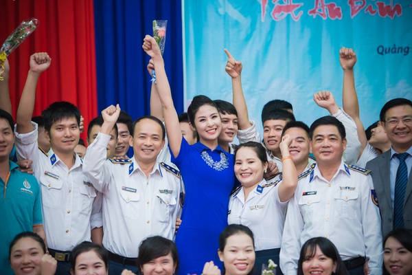 Hoa hậu Ngọc H&acirc;n đổ mồ h&ocirc;i tham gia bảo vệ m&ocirc;i trường  4