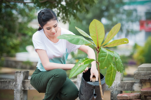 Hoa hậu Ngọc H&acirc;n đổ mồ h&ocirc;i tham gia bảo vệ m&ocirc;i trường  10
