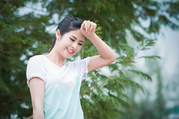 Hoa hậu Ngọc H&acirc;n đổ mồ h&ocirc;i tham gia bảo vệ m&ocirc;i trường  2