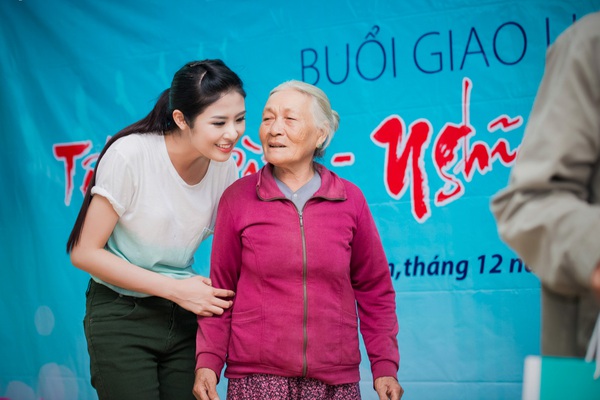 Hoa hậu Ngọc H&acirc;n đổ mồ h&ocirc;i tham gia bảo vệ m&ocirc;i trường  6