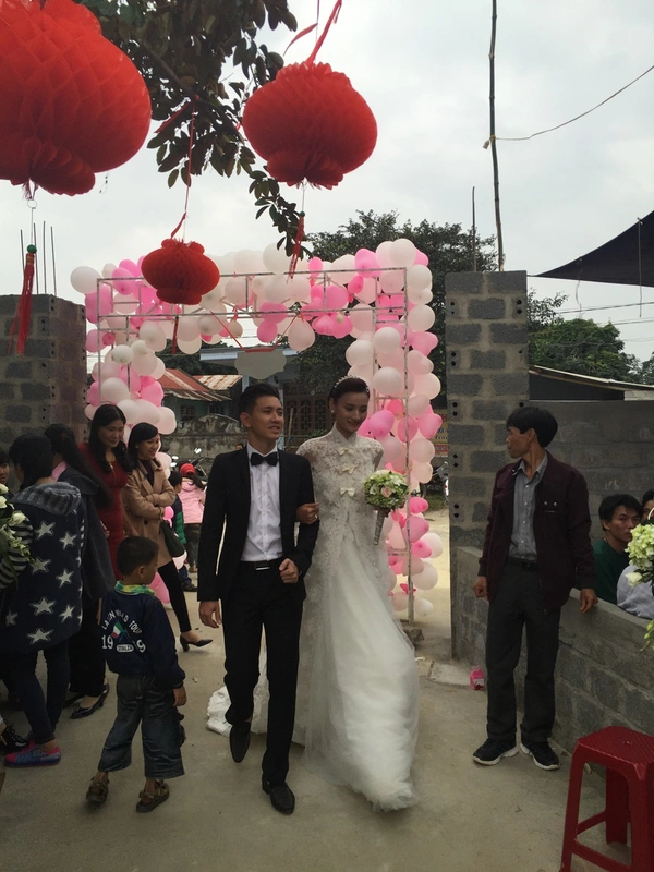 Chồng điển trai nhón chân hôn Lê Thúy trong đám cưới quê 16